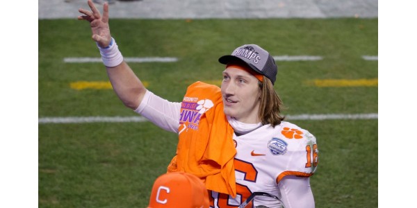 Trevor Lawrence bär officiellt tröja nr 16 för att gå med i Jacksonville Jaguars Trevor Lawrence bär officiellt tröja nr 16 för att gå med i Jacksonville Jaguars
